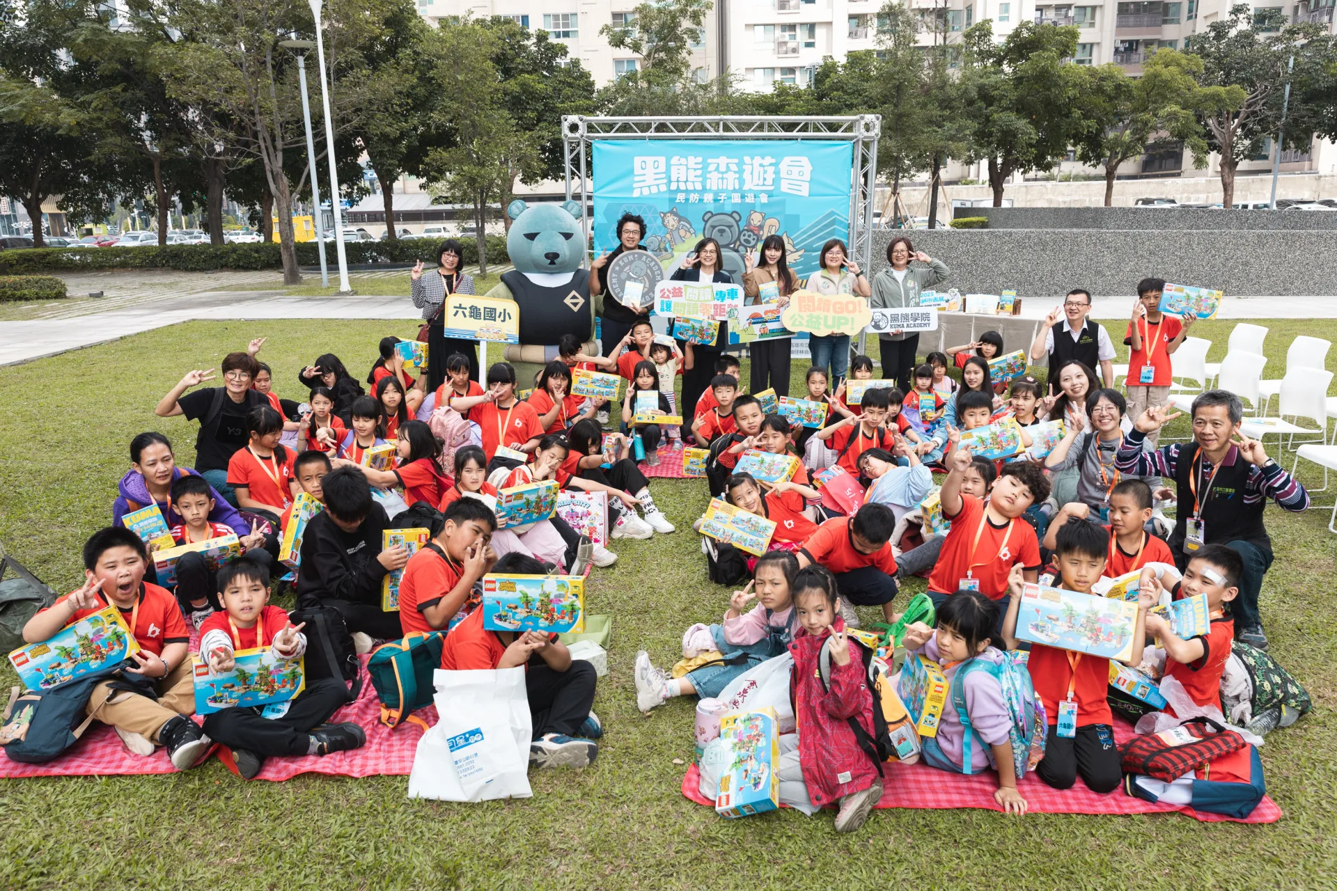 書展最後一日「黑熊民防森遊會」則將六堆客家民防精神轉化為城市韌性教育，兼具趣味性與知識性，深受家庭族群歡迎。高雄市立圖書館提供
