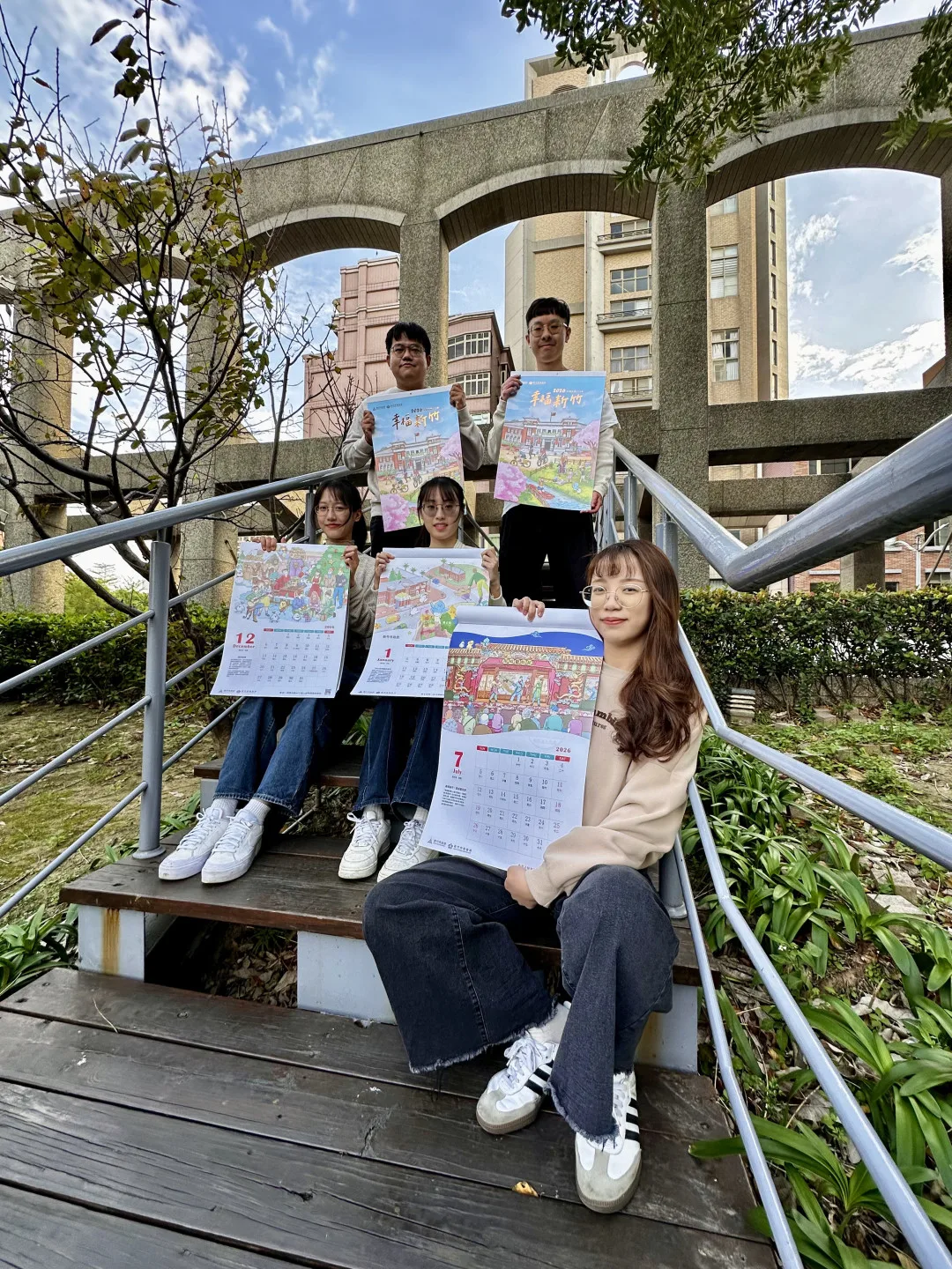 《2026 幸福新竹》月曆，將於12月4日起開放兌換。稅務局表示，凡捐贈11至12月份雲端發票5張，即可兌換月曆1份