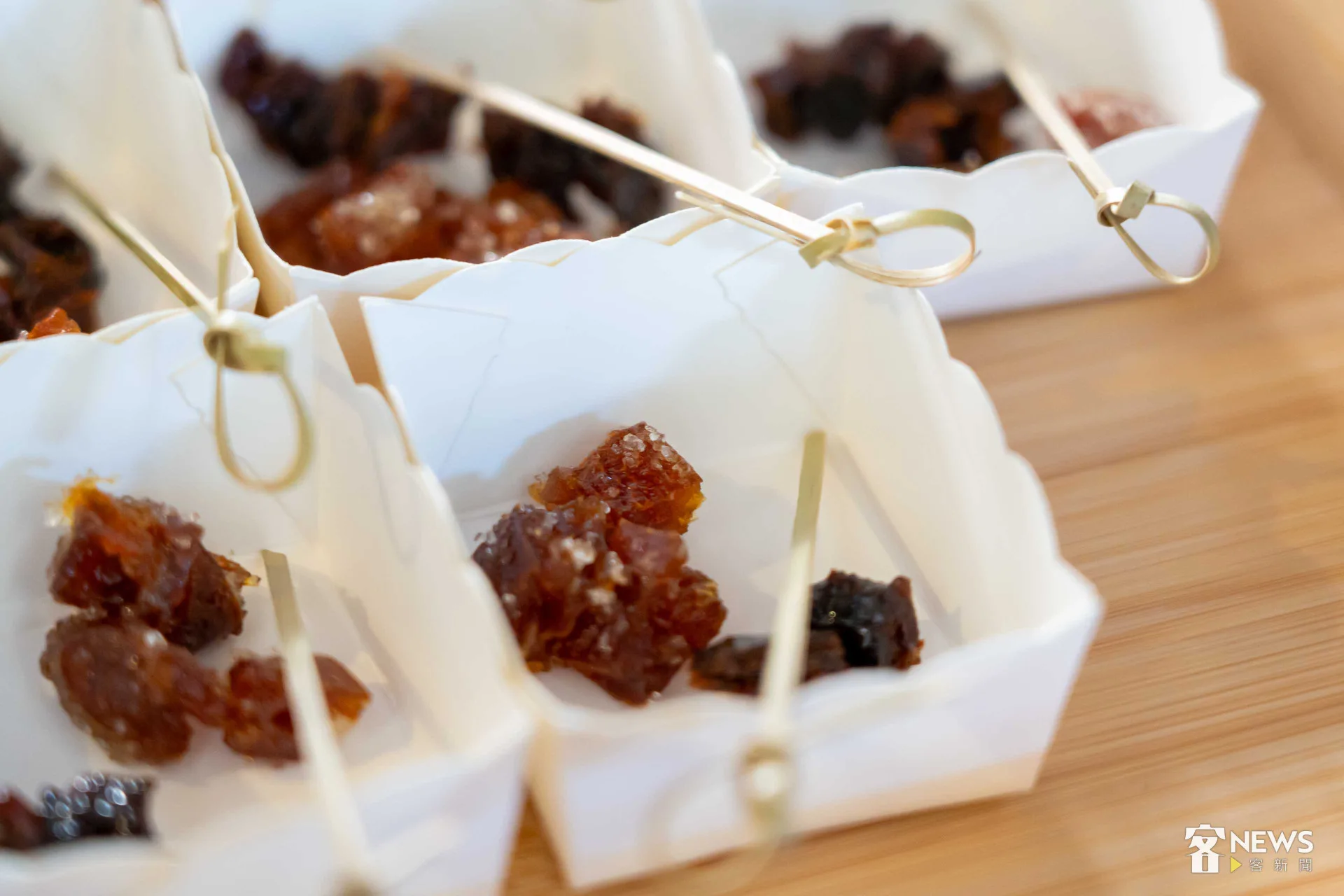 蕭秀琴《風物季語》新書發表會準備了桶柑餅、南庄橙茶和與會者分享。李台源攝