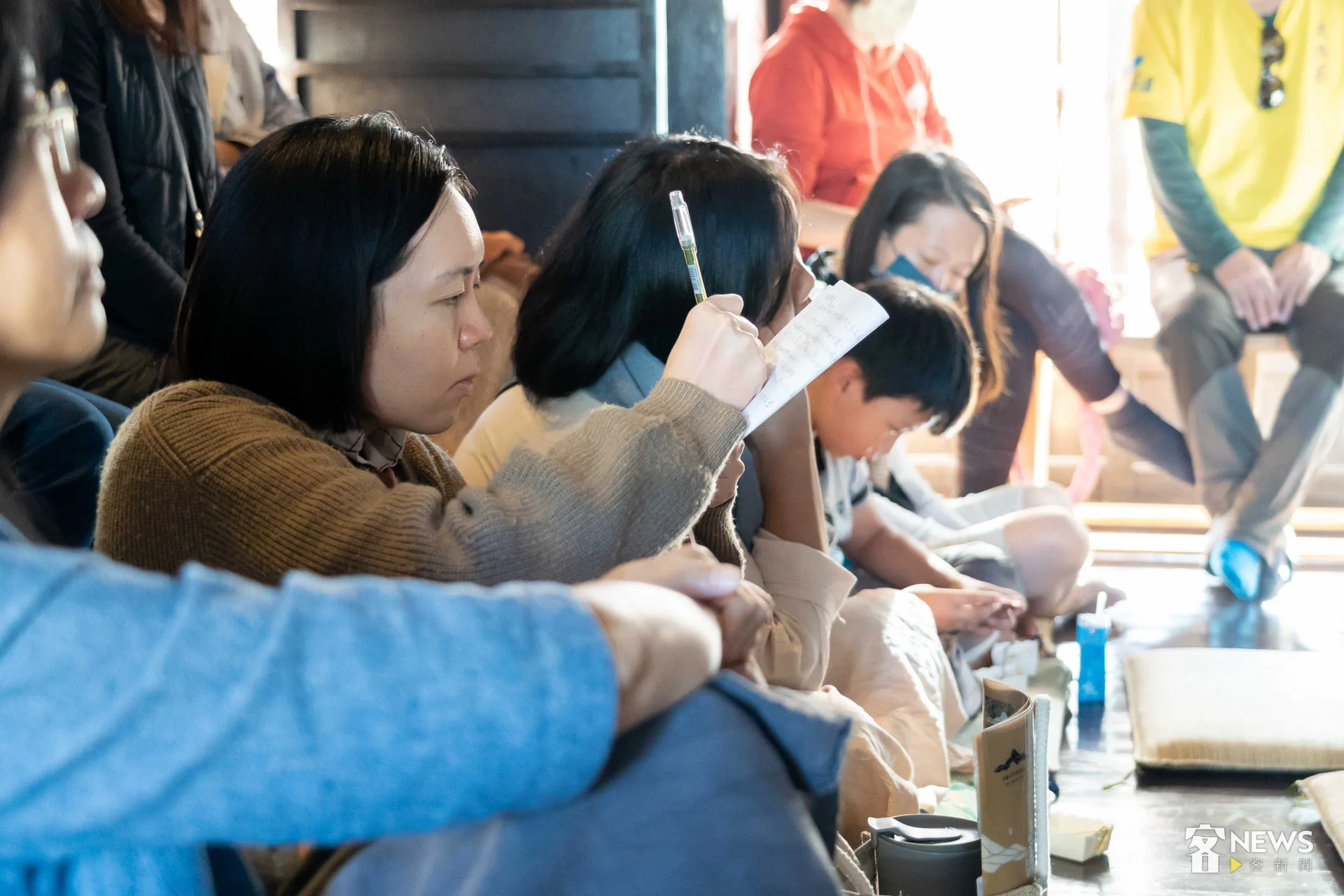 參與新書發表會的民眾認真作筆記。李台源攝