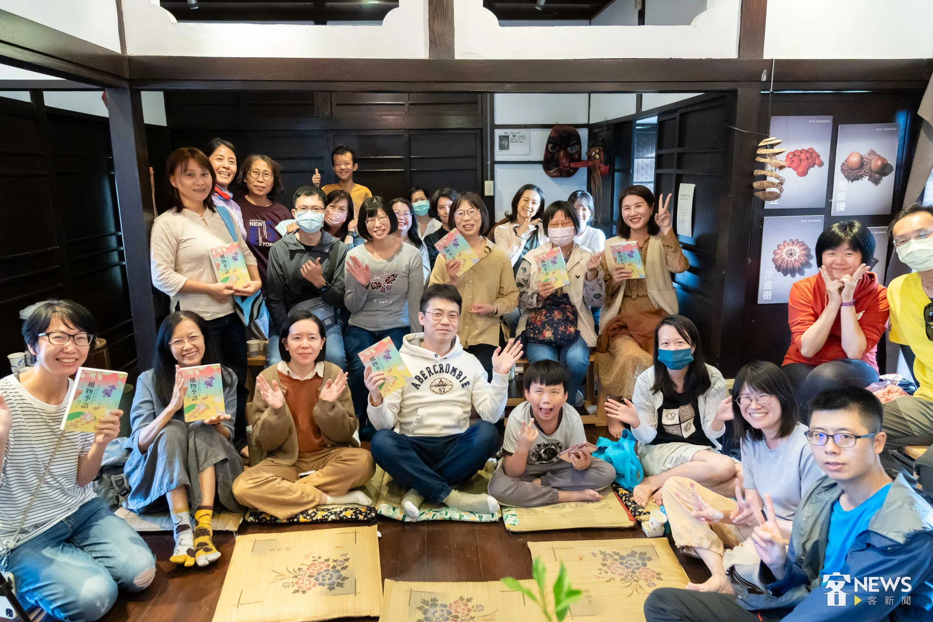 家蕭秀琴出版新書《風物寄語》，受「山線百年客家輸出」邀請，在苗栗造橋車站旁的日式宿舍舉辦新書發表會。李台源攝