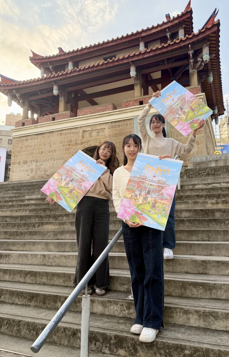 《2026 幸福新竹》月曆，將於12月4日起開放兌換。稅務局表示，凡捐贈11至12月份雲端發票5張，即可兌換月曆1份