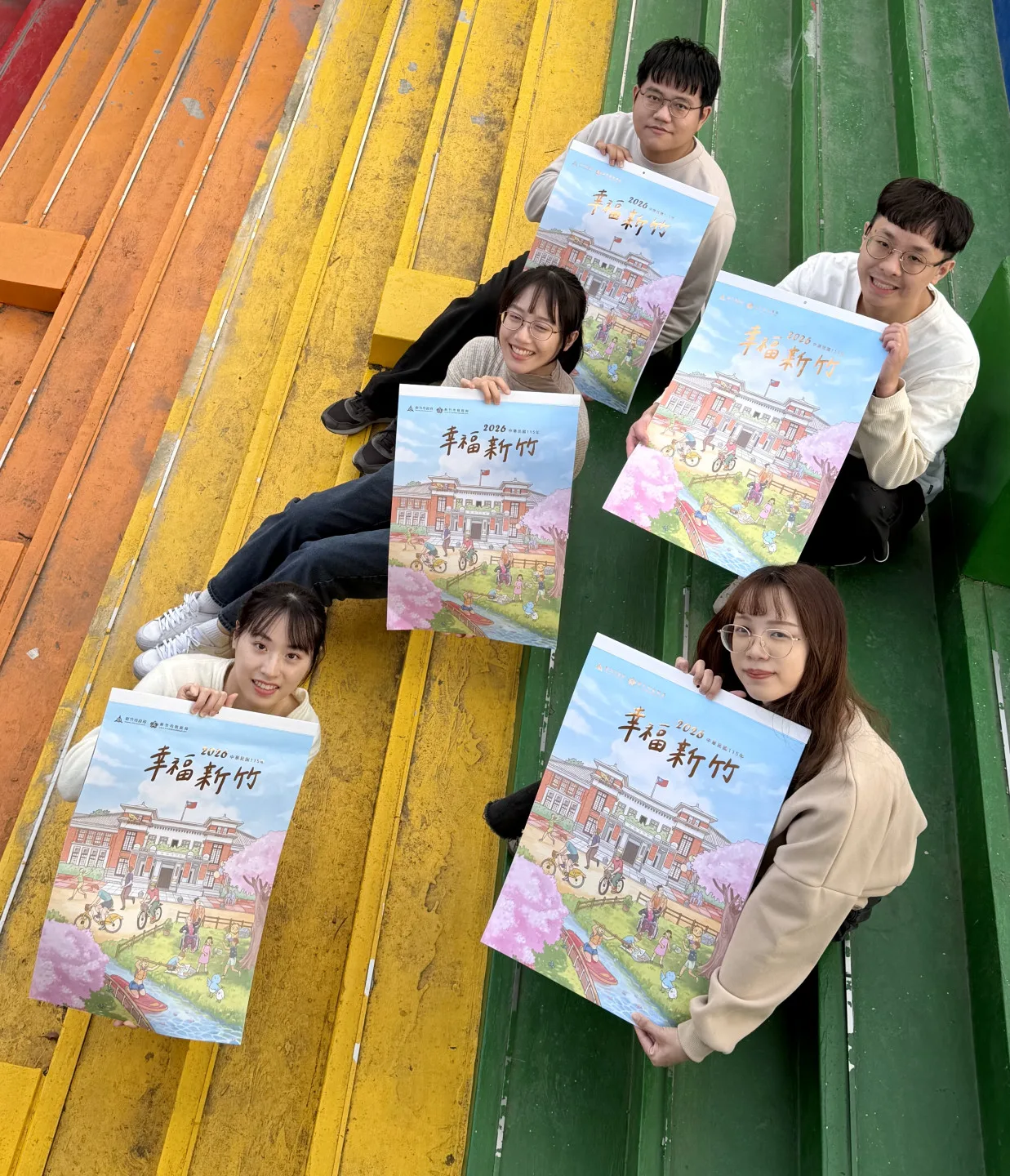 《2026 幸福新竹》月曆，將於12月4日起開放兌換。稅務局表示，凡捐贈11至12月份雲端發票5張，即可兌換月曆1份