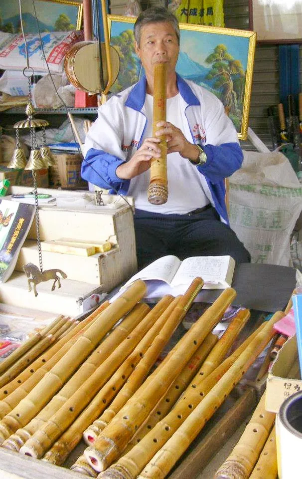 洞簫就是挑選長的小卻質地硬的孟宗竹頭製作。粗幹可做扁擔，細枝葉可做竹掃把。陳權欣攝