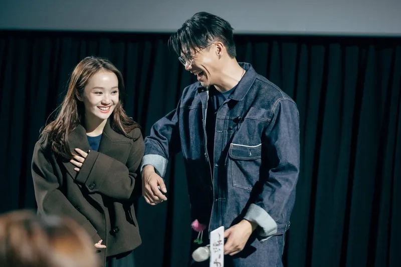 電影《大濛》熱映中,片中男女主角柯煒林(右)和方郁婷(左)南北宣傳、出席超過30場映後,柯煒林雖正在治療癌症,但他表示身體狀況無虞,笑稱覺得自己氣色比很多人好,要大家真的不要太擔心。華文創提供