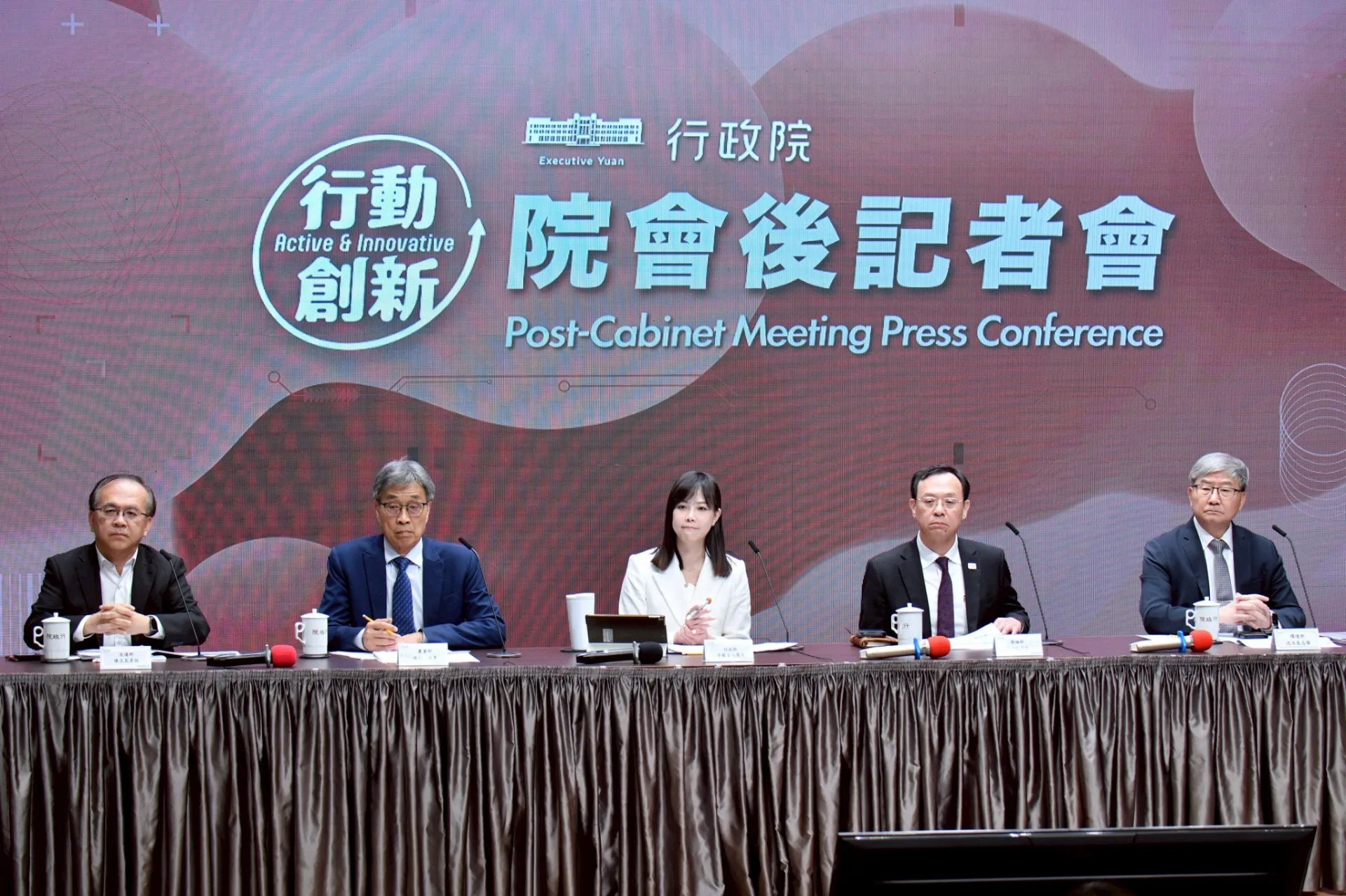 行政院發言人李慧芝今天主持行政院會後記者會，轉述行政院長卓榮泰指示。行政院提供