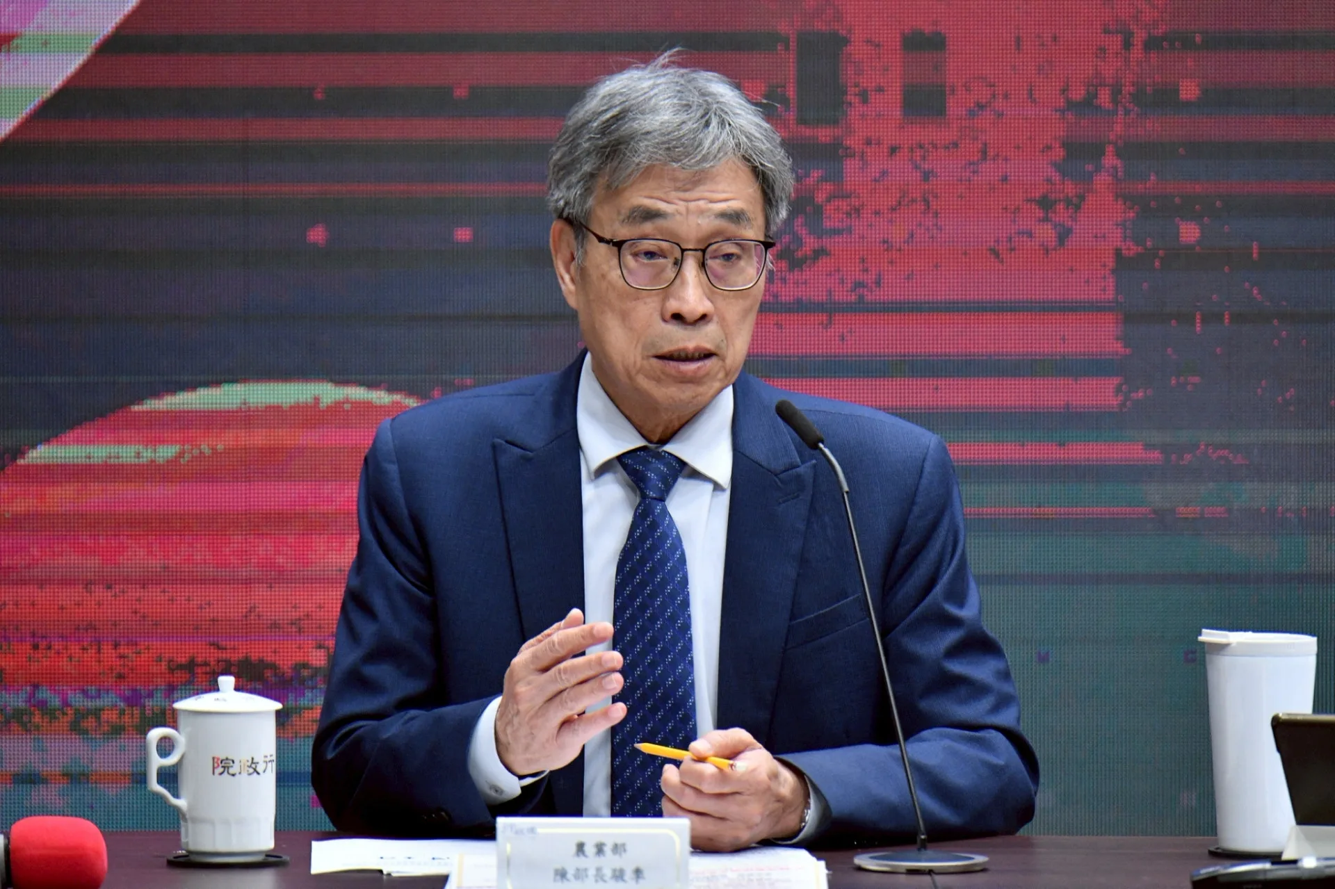 農業部長陳駿季稱，為鼓勵豬農轉型，農業部祭出補助，緩衝期間直接轉型飼料養豬者，將補助轉型飼料，每頭豬新台幣3600元。行政院提供