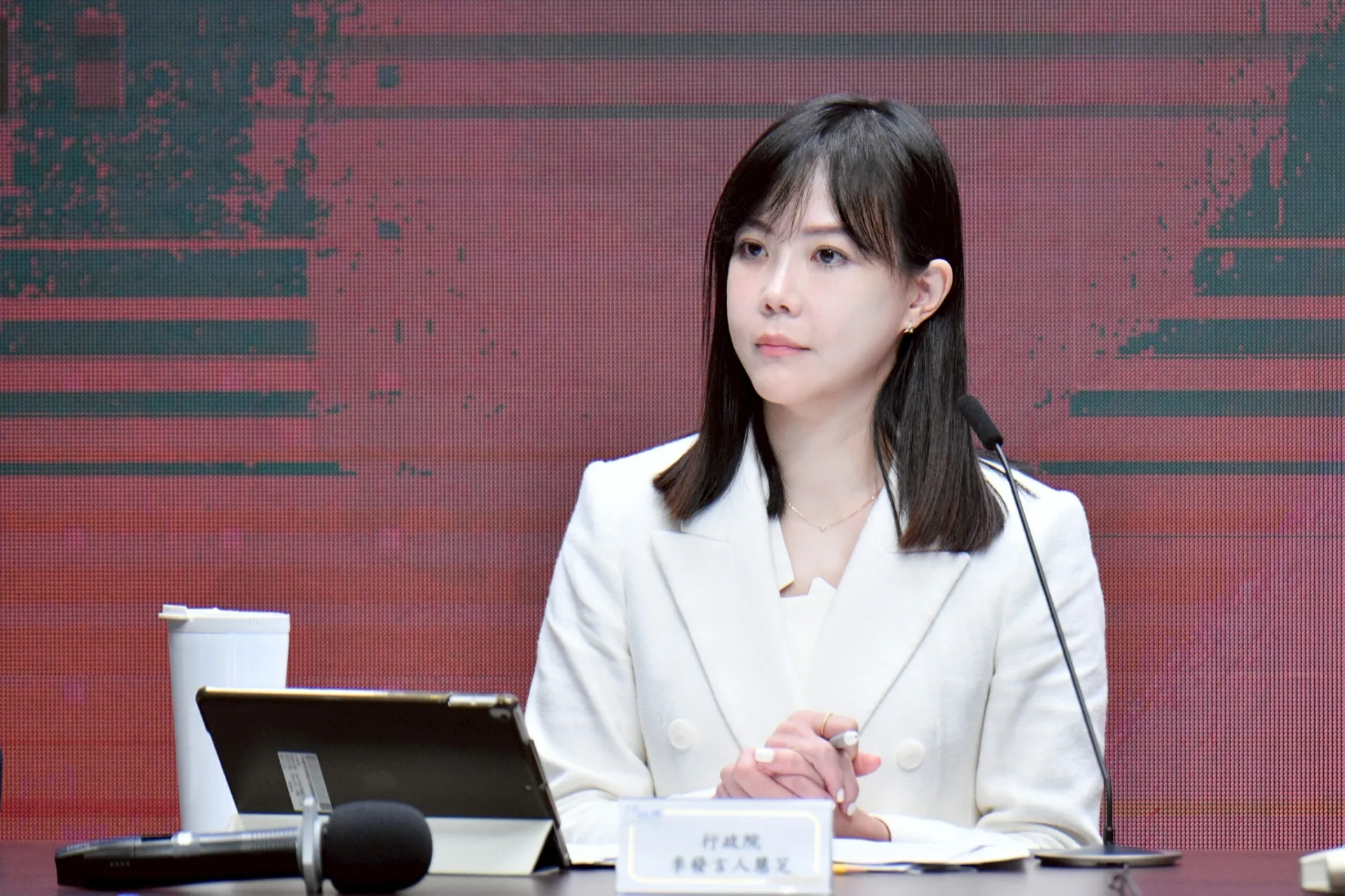 行政院發言人李慧芝今天主持行政院會後記者會，轉述行政院長卓榮泰指示。行政院提供