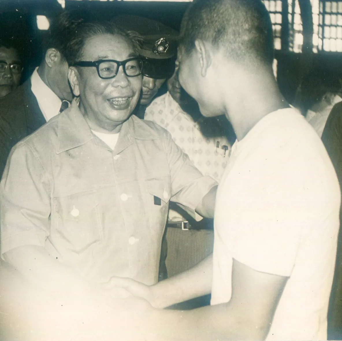 蔣經國到苗栗縣三義木雕職訓中心參觀，問學員學習心得。何來美攝