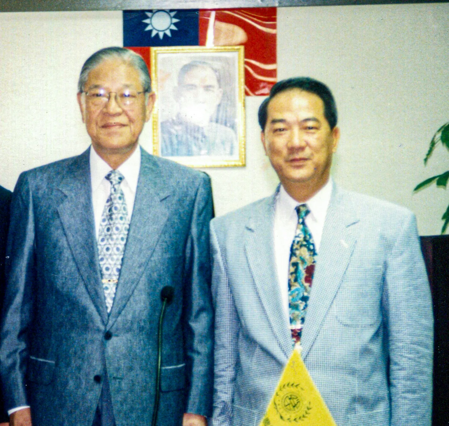 1984年蔣經國連任總統時，挑選李登輝擔任副首，蔣經國去世後扶正，在黨內形成「主流」與「非主流」之爭，他在宋楚瑜協助下，穩住了政權，但之後宋楚瑜功高震主，兩人又交惡。何來美攝