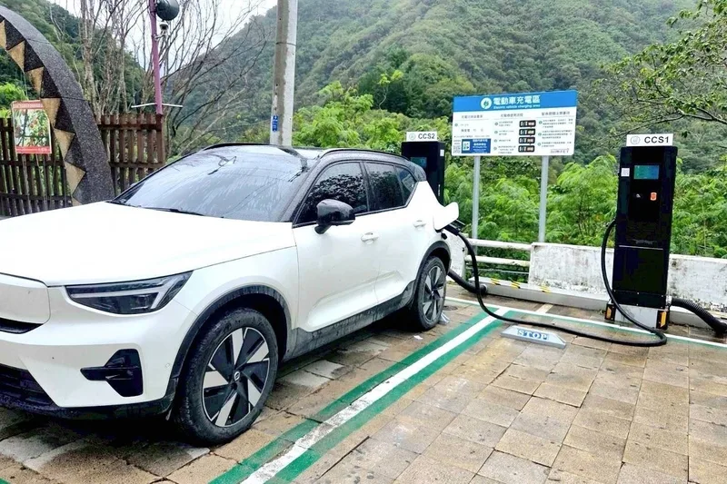 桃園市政府風景區管理處民國114年完成7處風景區公有停車場電動車充電樁基礎設施建置,目前已全數營運開始收費。桃市府提供