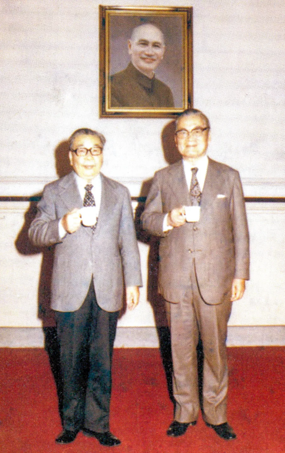 1972年蔣經國（左）出任行政院長，延攬客家籍農業專家徐慶鐘擔任副閣揆。徐慶鐘是「台灣蓬萊米之父」磯永吉的高徒，當農林廳長6年讓台灣農糧增產二倍半。鍾宜真提供