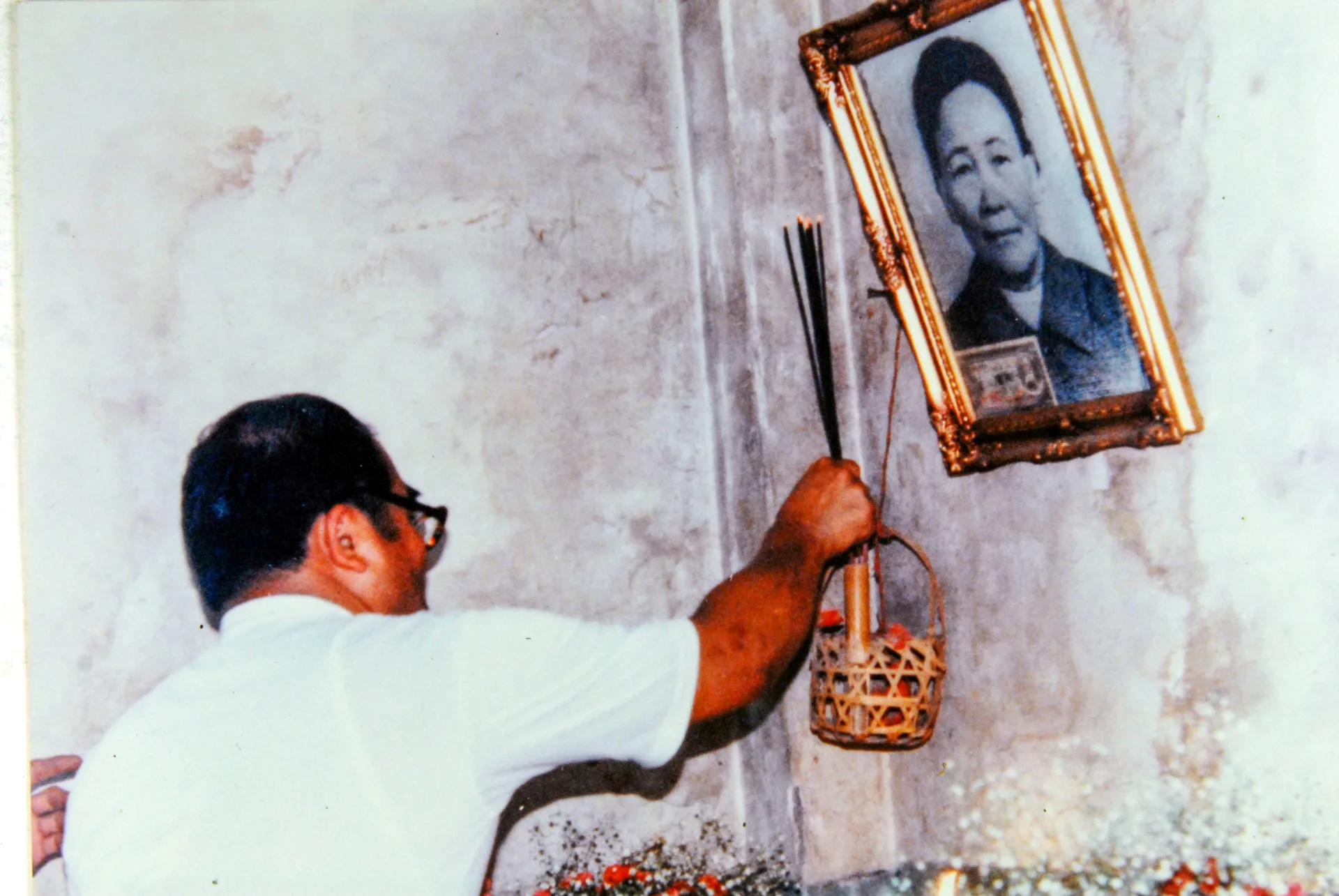 魏廷朝第三度出獄回家向母親彭銀妹遺像牌位上香， 蔣經國曾派員請她勸兒子「悔過」，他會重用，但彭銀妹知道兒子個性，以「有降子身，沒降子心」（有生兒子的身，沒生兒子的心）回應。張慶惠提供
