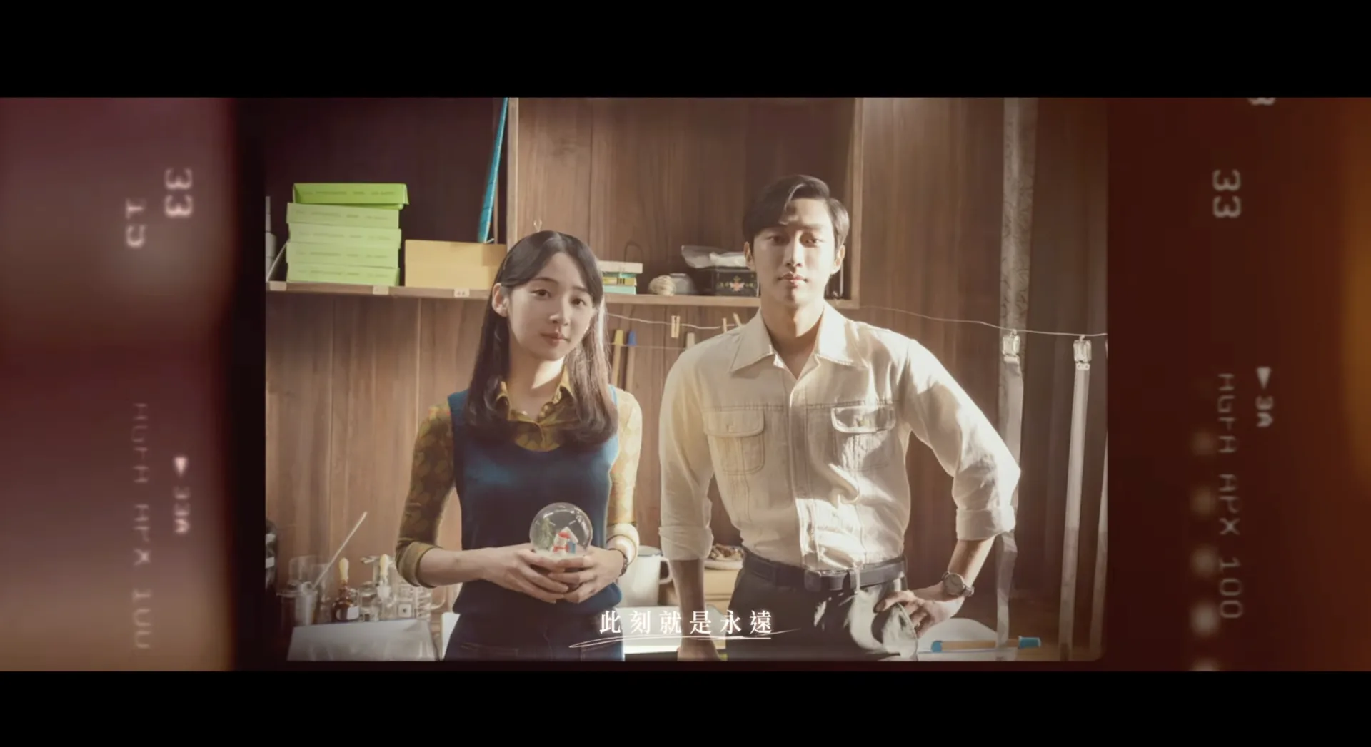 電影《那張照片裡的我們》主題曲〈此刻永遠 Timeless〉，旋律帶著民謠的透亮氣息，平穩而克制。翻攝自《此刻永遠 Timeless》Official Music Video