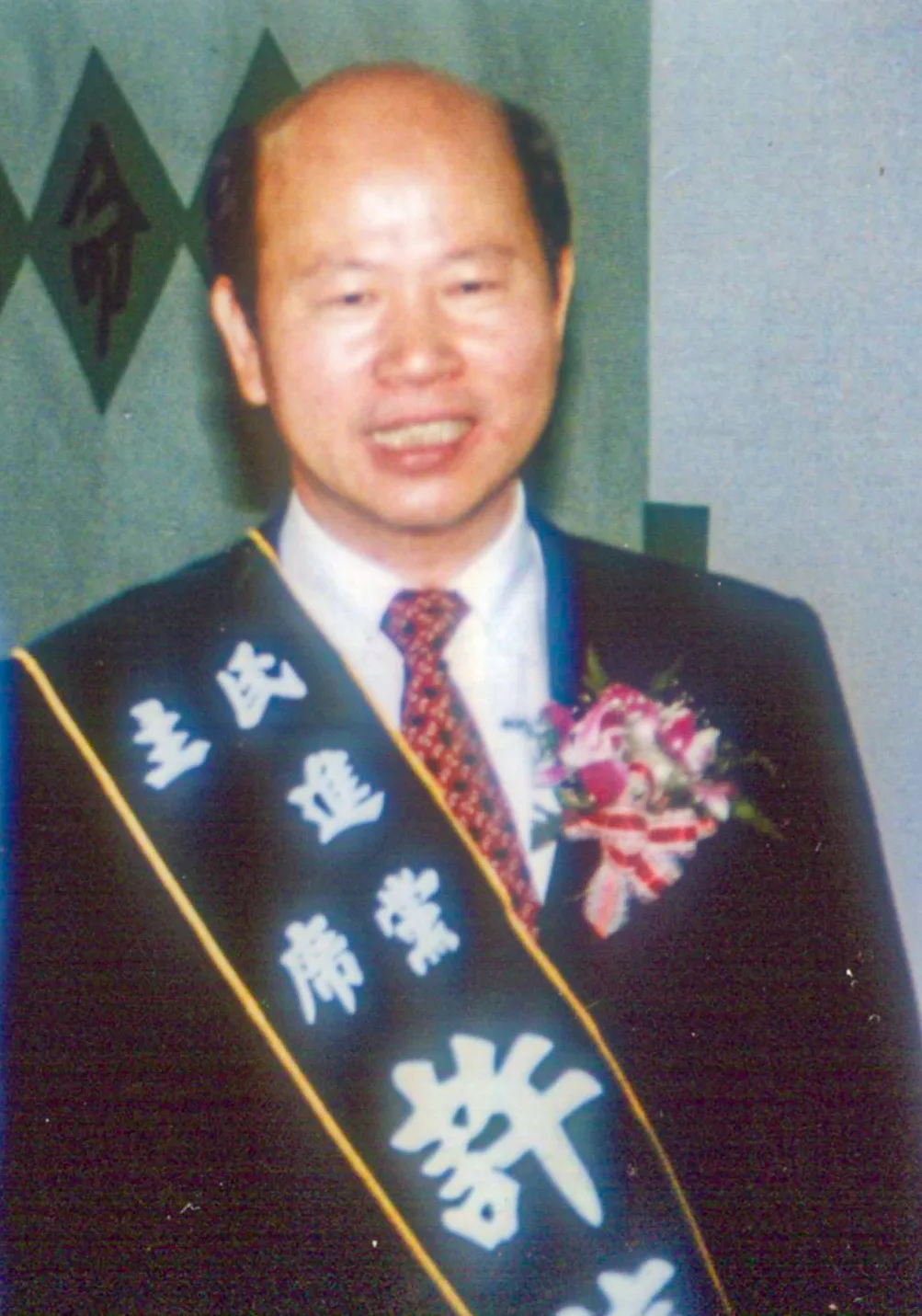 許信良是客家籍第一位民進黨主席，且曾兩度擔任。何來美攝