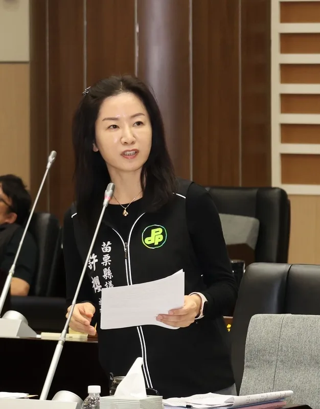 苗栗縣可望於2026年9月新學期達成全縣中小學生營養午餐免費，民進黨籍苗栗縣議員許櫻萍（圖）5日質詢時特別爭取學校校長、教職人員一併納入，和學生一起享用免費營養午餐。中央社
