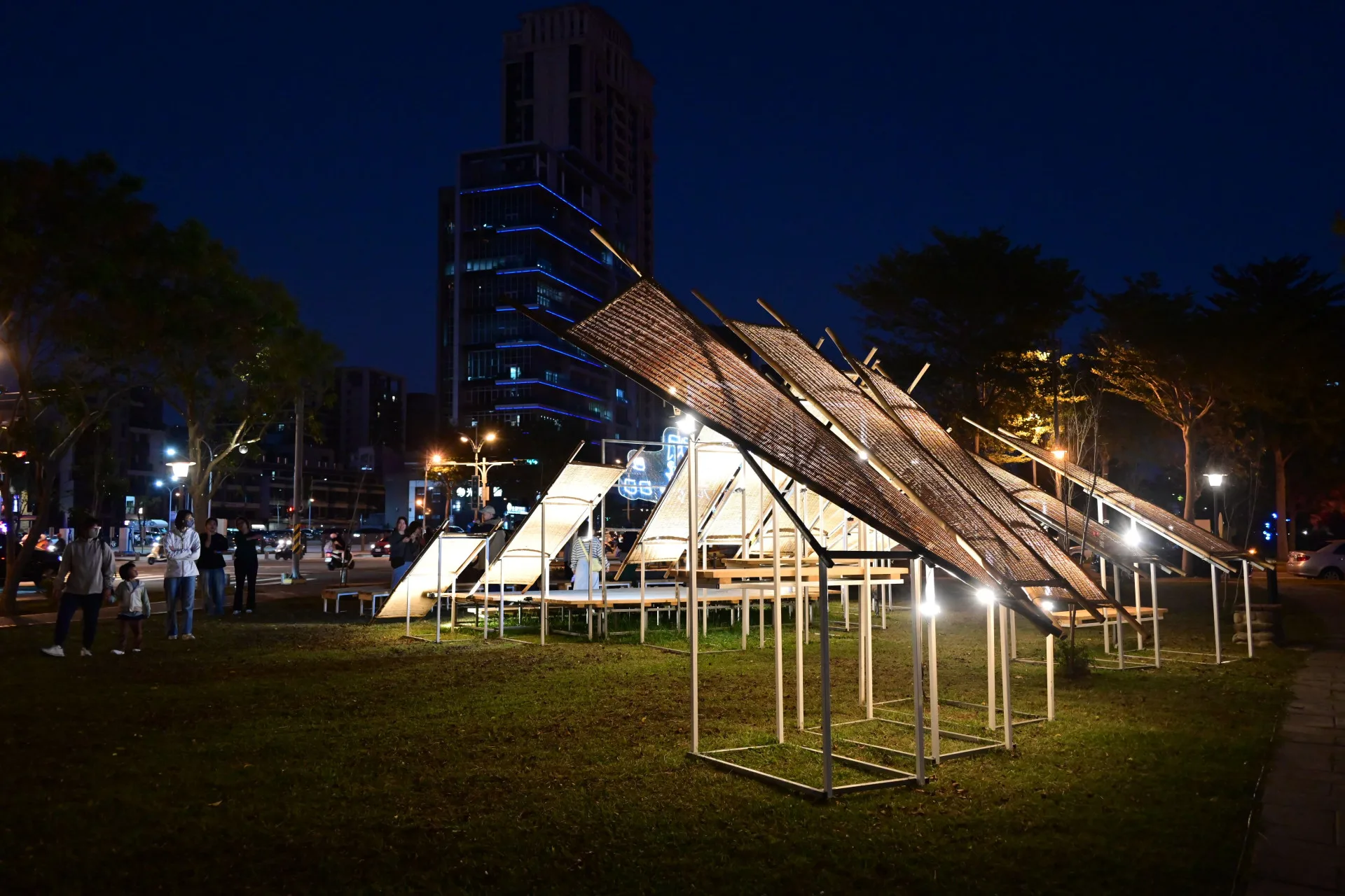 浪漫的光影藝術裝置沿著東興圳水岸閃耀,陪伴民眾度過耶誕節與跨年。新竹縣政府提供