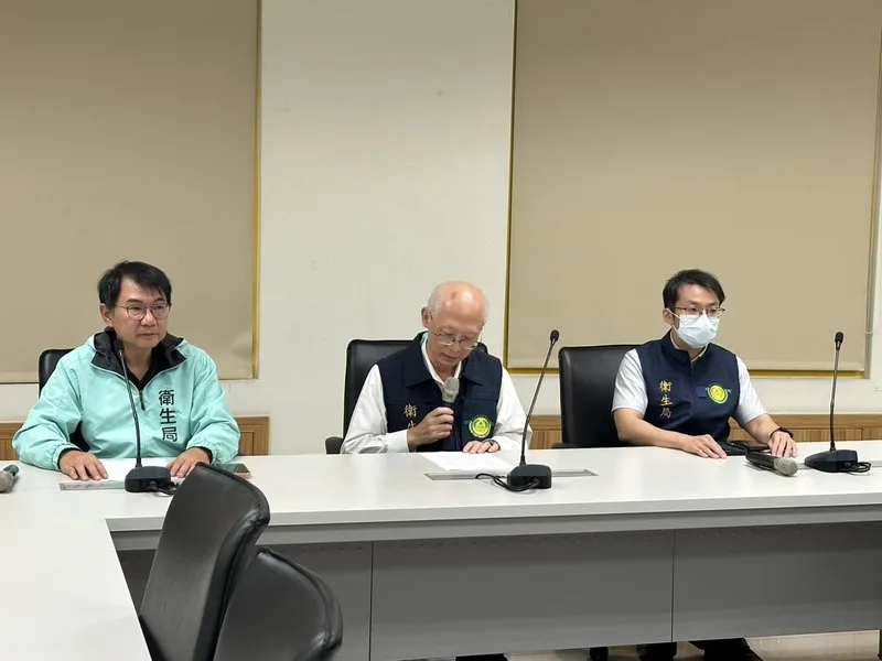 高雄市衛生局長黃志中（中）4日率副局長潘炤穎（左）、檢驗科長林學慶（右）說明全聯台灣鯛魚排未檢出禁藥。中央社