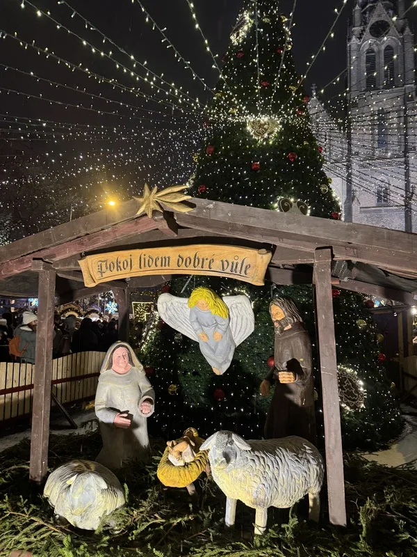 在捷克耶誕傳統中，捷克人相信在平安夜悄悄將禮物放在耶誕樹下的，並非是廣為人知的耶誕老人，而是「小耶穌」，因此許多孩子會把耶誕心願寄給祂。圖為布拉格耶誕市集中小耶穌誕生場景的裝飾設計。中央社