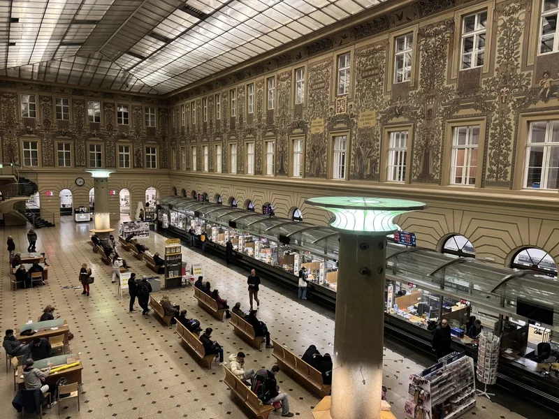 許多捷克人每年12月會到郵局將耶誕祝福寄給「小耶穌」。祂位在捷克海拔最高城鎮波日達爾的「耶誕郵局」，今年收到一封來自台灣的信。圖片為布拉格郵政總局。中央社