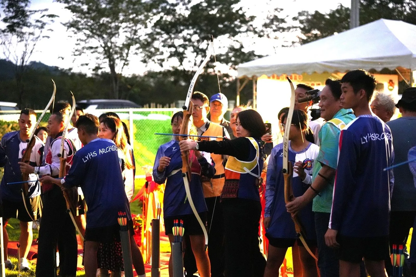 屏東縣長周春米體驗拉弓射箭。屏東縣政府提供