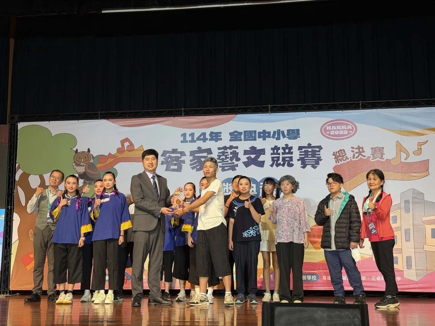 客委會副主委邱星崴頒獎給得獎隊伍。客委會提供