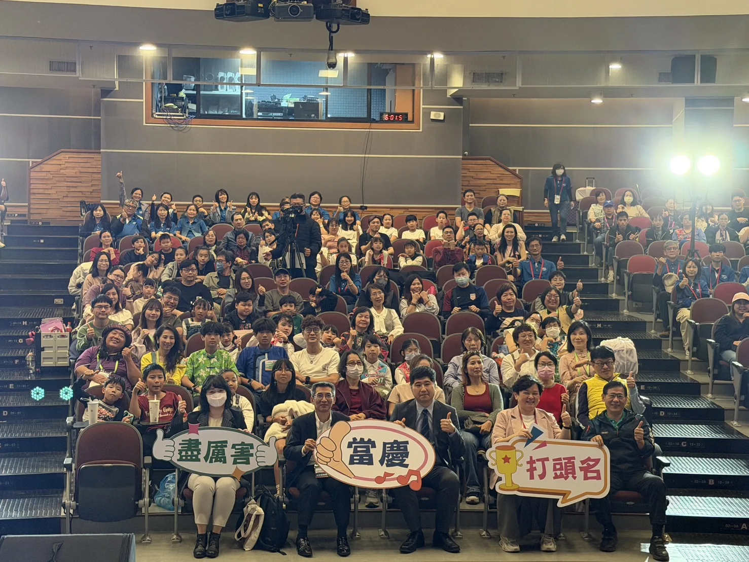 全國中小學客家藝文競賽全體合影。客委會提供