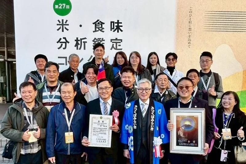 2025日本「第27屆米.食味分析鑑定國際大賽」頒獎典禮7日在茨城縣筑波未來市舉行,桃園市大園區青農陳士賢(1排左3)憑藉「桃園3號」,拿下最高榮譽金賞獎。