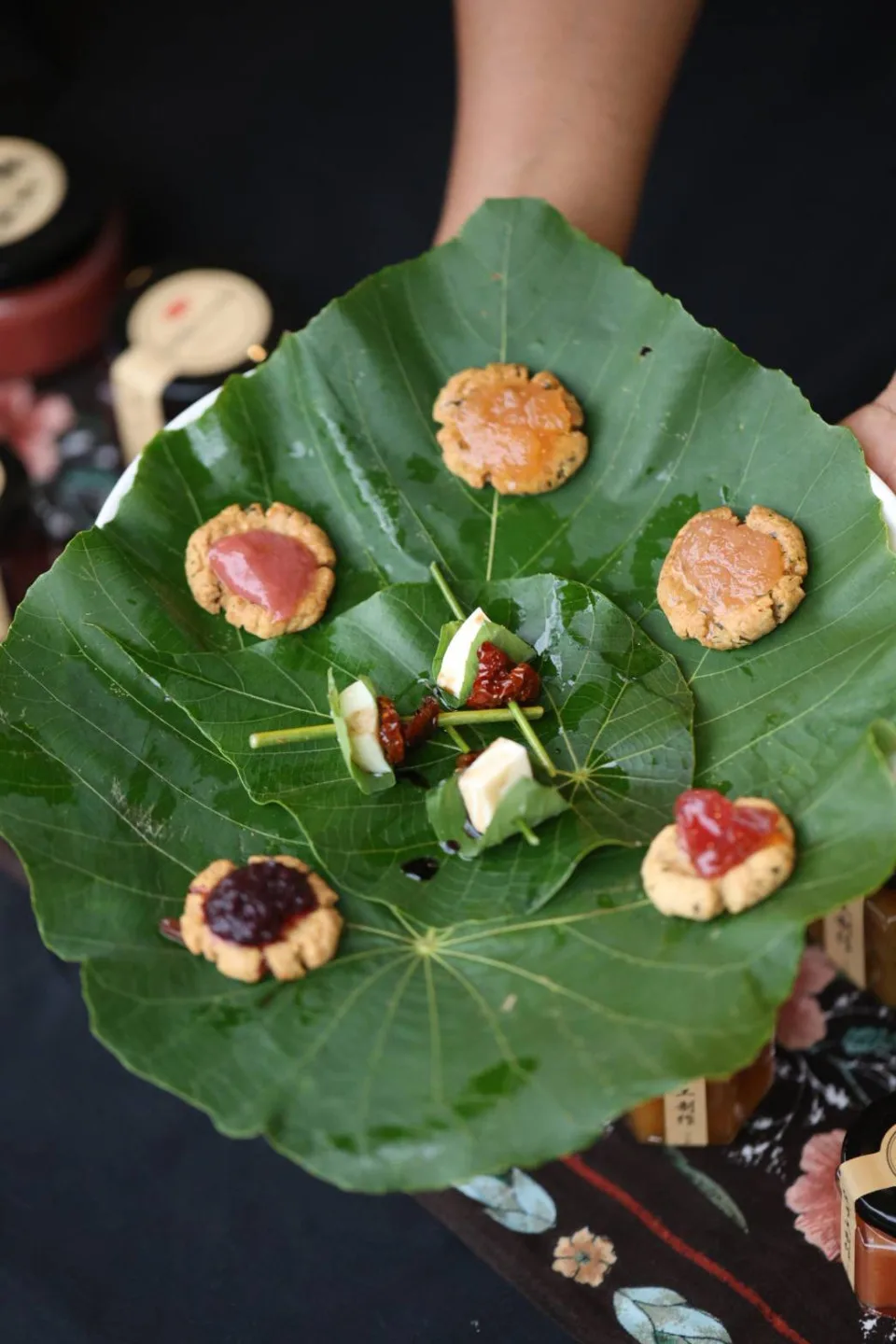 「慢食器」延續採集精神，邀請來賓以葉片、纖維等自然素材親手製器。臺東縣政府提供