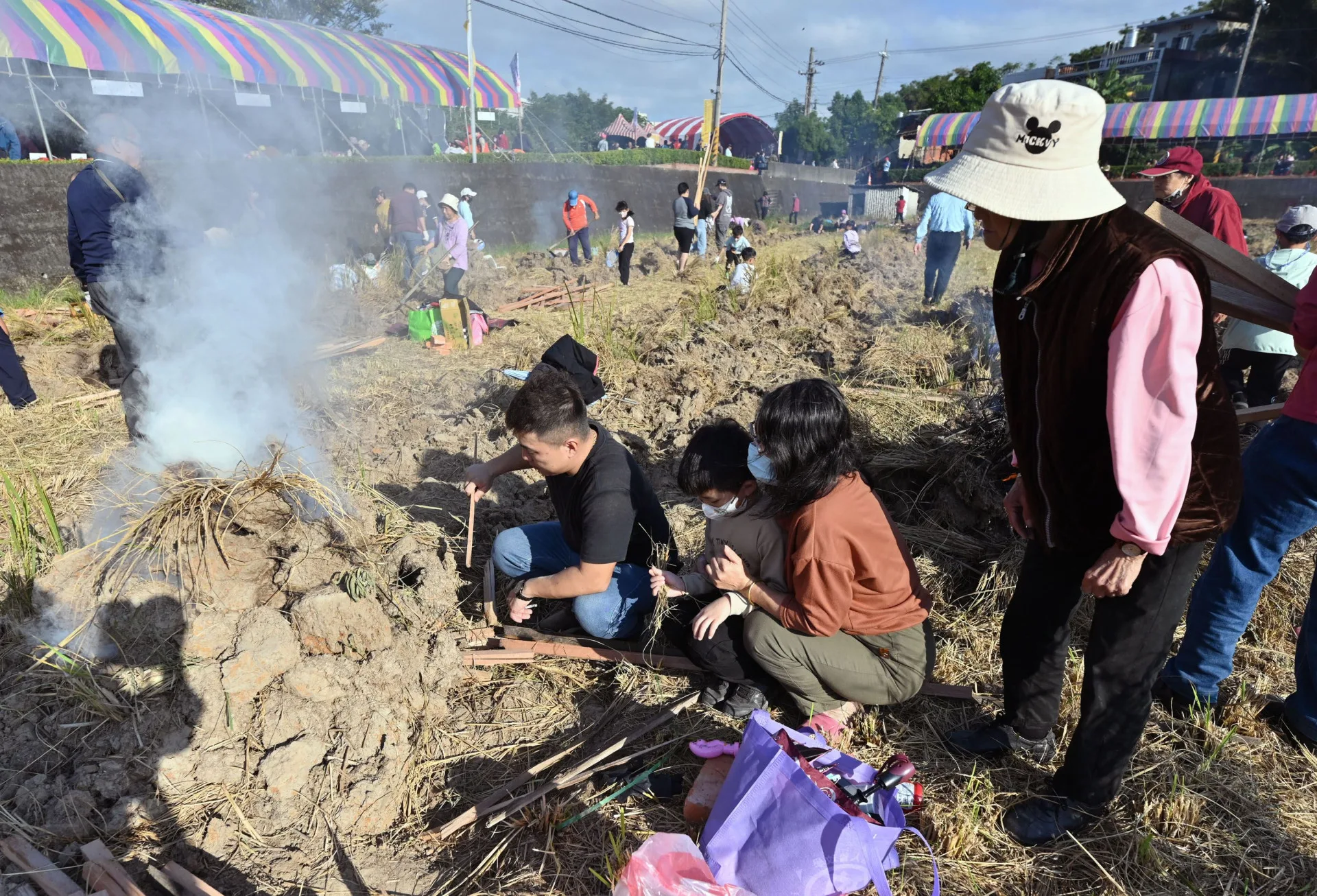 一家三代總動員「焢窯」烤番薯。