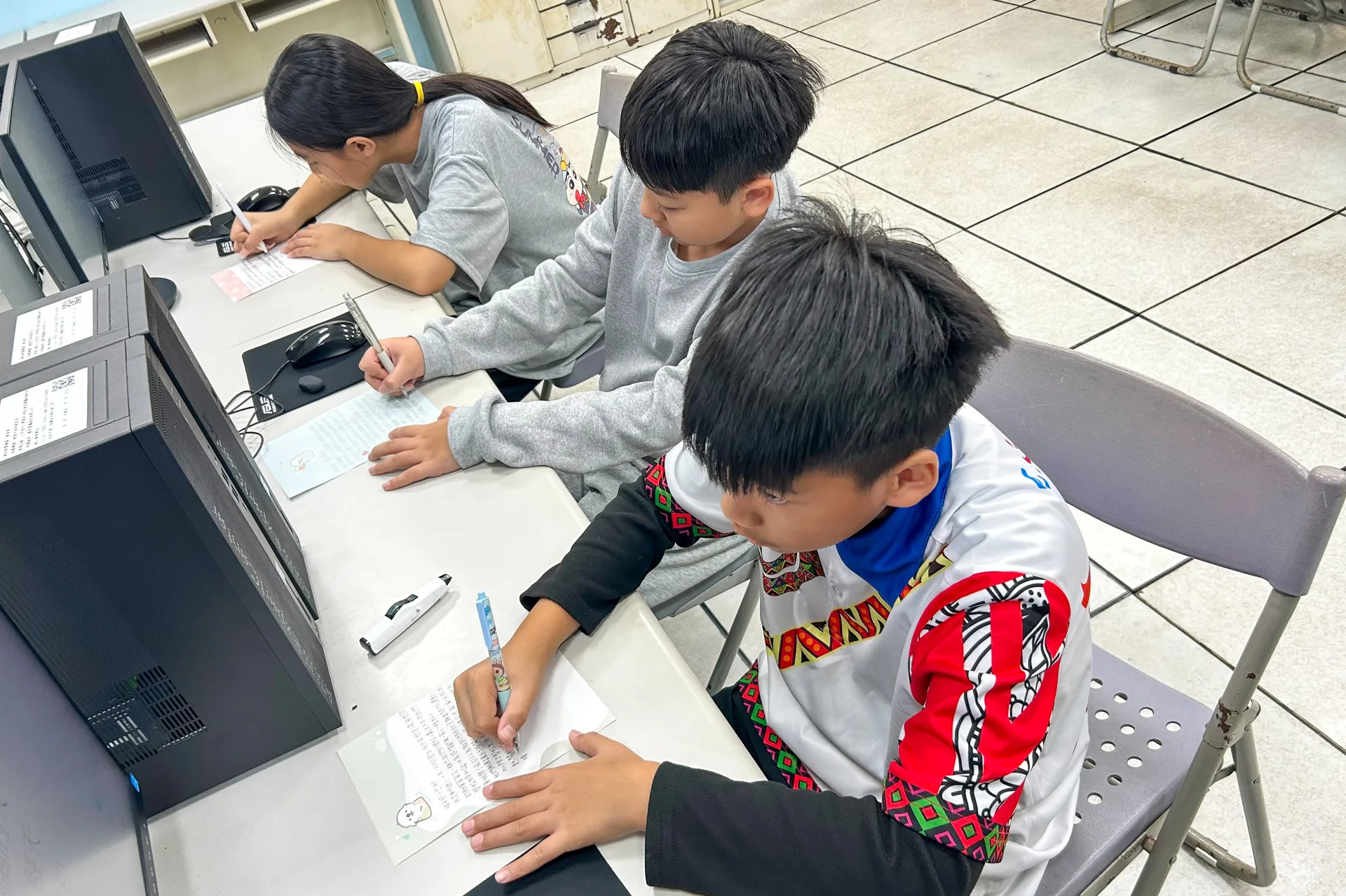 東明國小六年級的學生親筆寫下信件，將寄到美濃福安國小。黃鈺翔提供