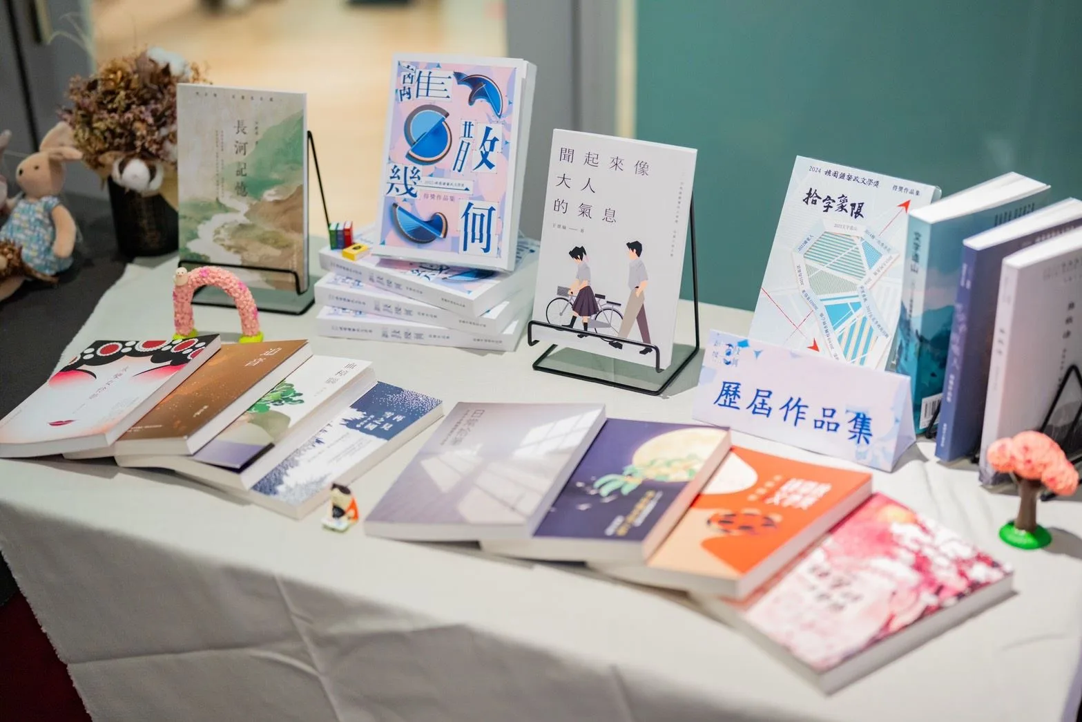 本屆文學獎開設6大徵文類別—長篇小說、短篇小說、報導文學、新詩、童話、散文。桃園市政府提供