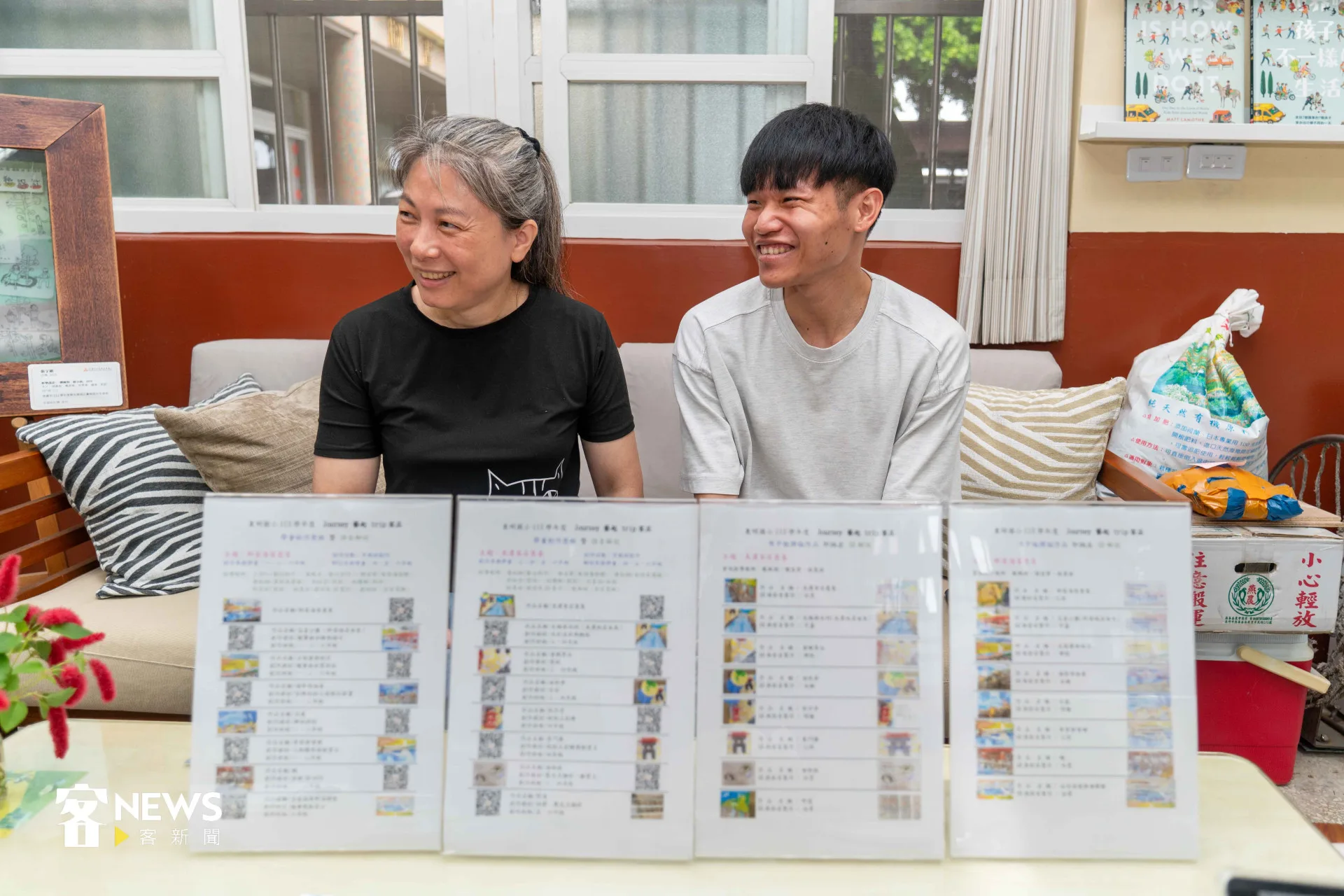 東明國小老師黃鈺翔（右）發起「南北客庄筆友交流活動」，獲得校內老師大力支持，總務主任謝宜君（左）更提出後續課程的藍圖規劃。客新聞資料照