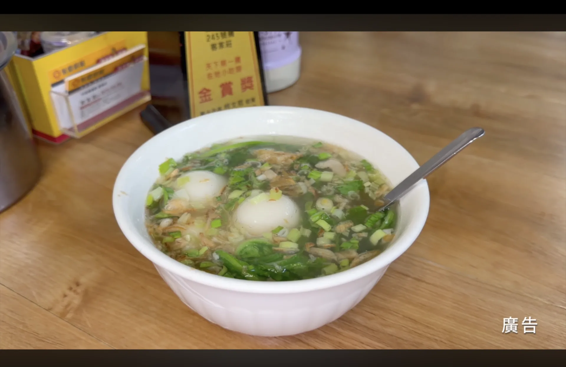 美籍藝人賈斯丁大啖客家豬腳、鹹湯圓、薑絲大腸、酸菜肚片湯等美食。翻攝自北市客委會 YT