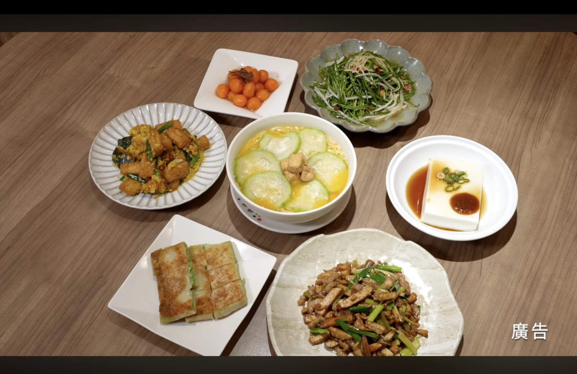 在知名店家「六堆伙房」,賈斯丁體驗了經典與創意兼具的料理桌菜。翻攝自北市客委會 YT