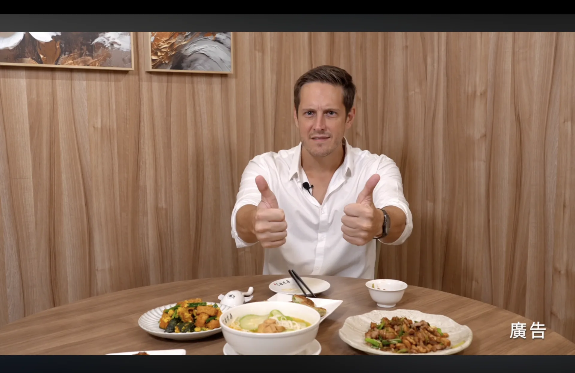 賈斯丁在鏡頭前大呼過癮,用味蕾徹底感受客家飲食文化的深厚底蘊。翻攝自北市客委會 YT