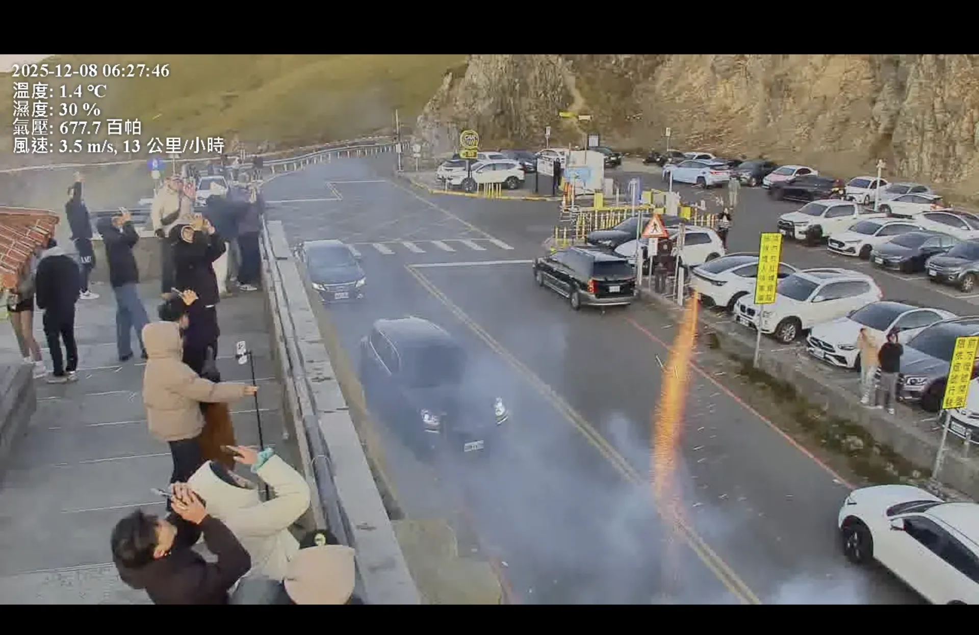 今（8）天清晨6時許，有民眾竟然在合歡山武嶺亭下方公路施放煙火，閃黃火花竄入天際，伴隨濃厚白煙，誇張舉動全被「合歡山武嶺亭即時影像」拍下。翻攝自台灣即時影像監視器 YT