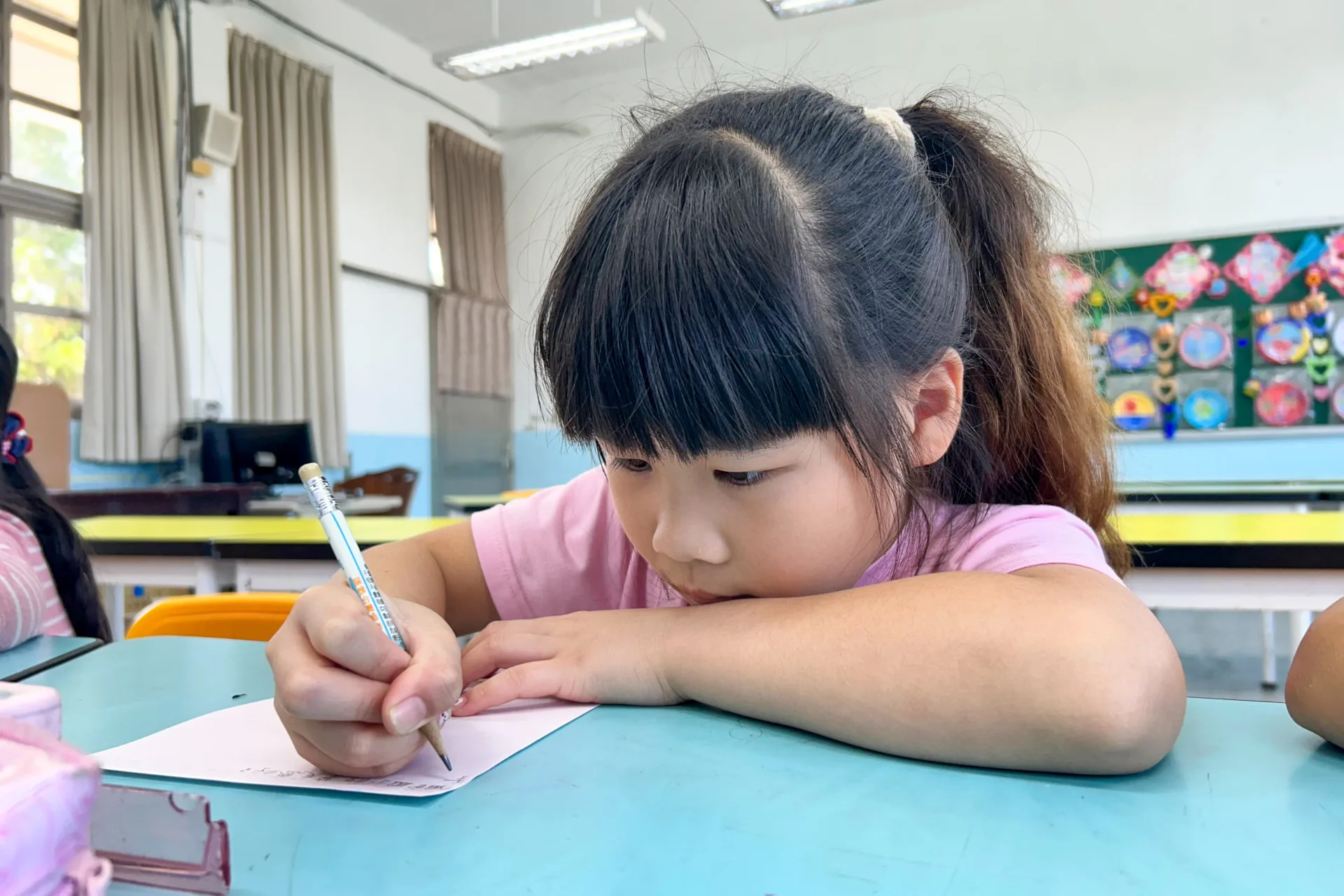 新屋東明國小與美濃福安國小展開「南北客庄筆友交流活動」。黃鈺翔提供