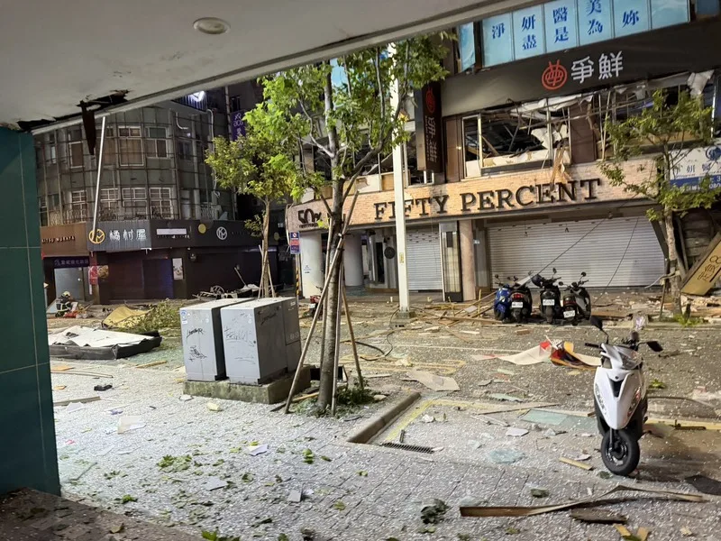 新北市板橋區府中商圈8日凌晨近1時發生公安事故，位在重慶路12巷的2樓餐廳疑似氣爆，造成多名路人遭波及受傷送醫。中央社