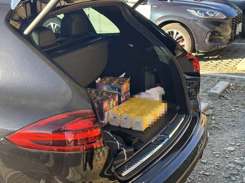 內政部警政署保安警察第七總隊第九大隊立即派警員前往，發現可疑車輛上有煙火。太管處提供