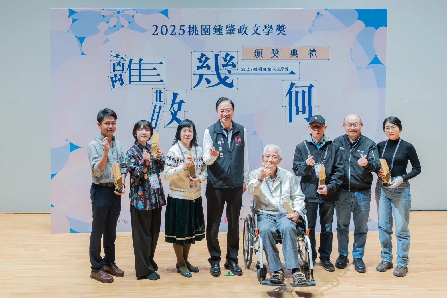 桃園市長張善政昨(7)天下午前往市立圖書館總館,出席「桃園鍾肇政文學獎頒獎典禮」。桃園市政府提供