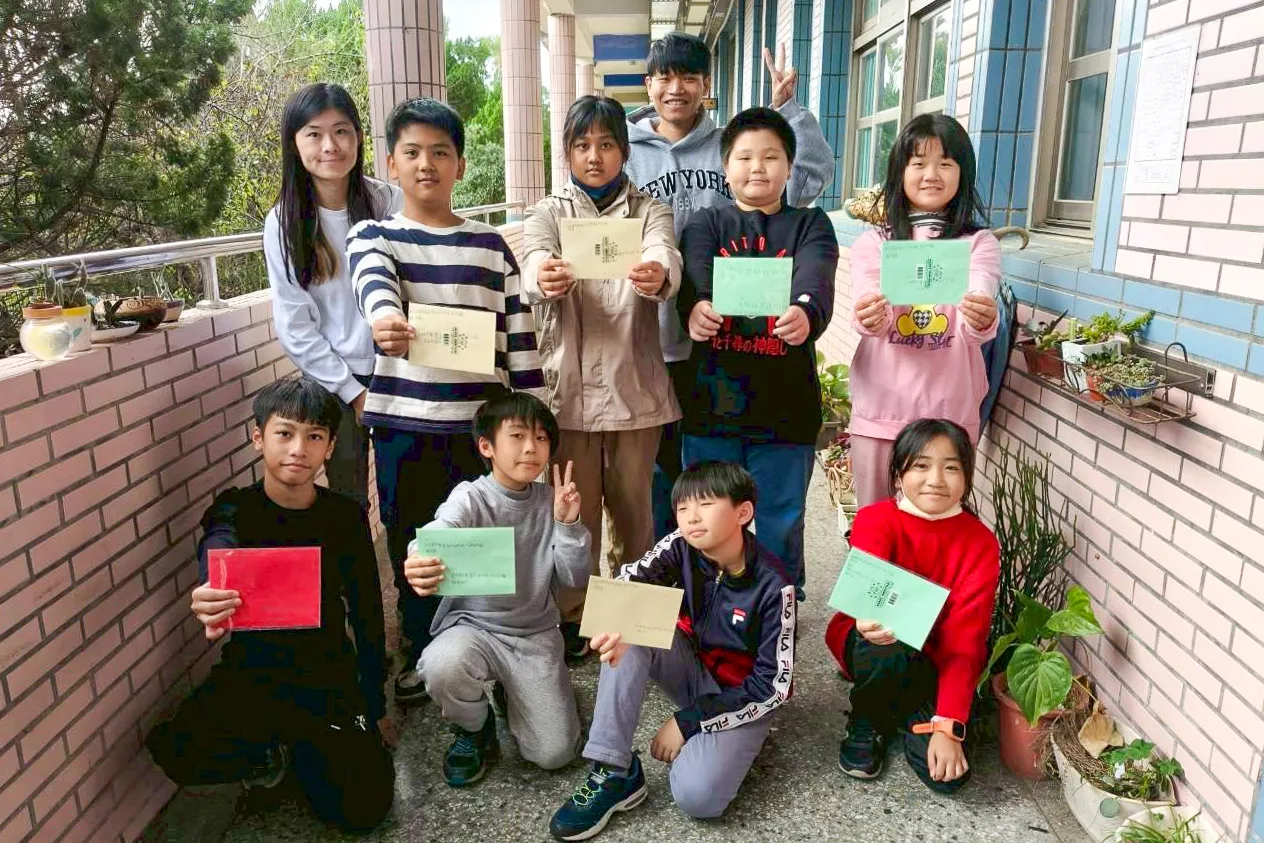 新屋東明國小5年級學生手拿信件合照。黃鈺翔提供