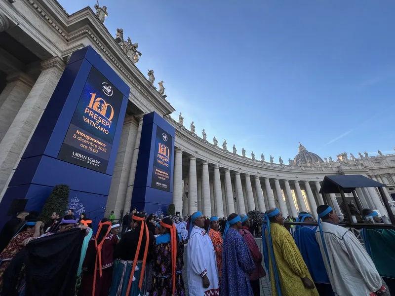 梵蒂岡百大馬槽展8日傍晚在聖伯多祿廣場迴廊舉行開幕典禮,今年邀請墨西哥團體帶來傳統歌舞,吸引許多人潮圍觀。中央社