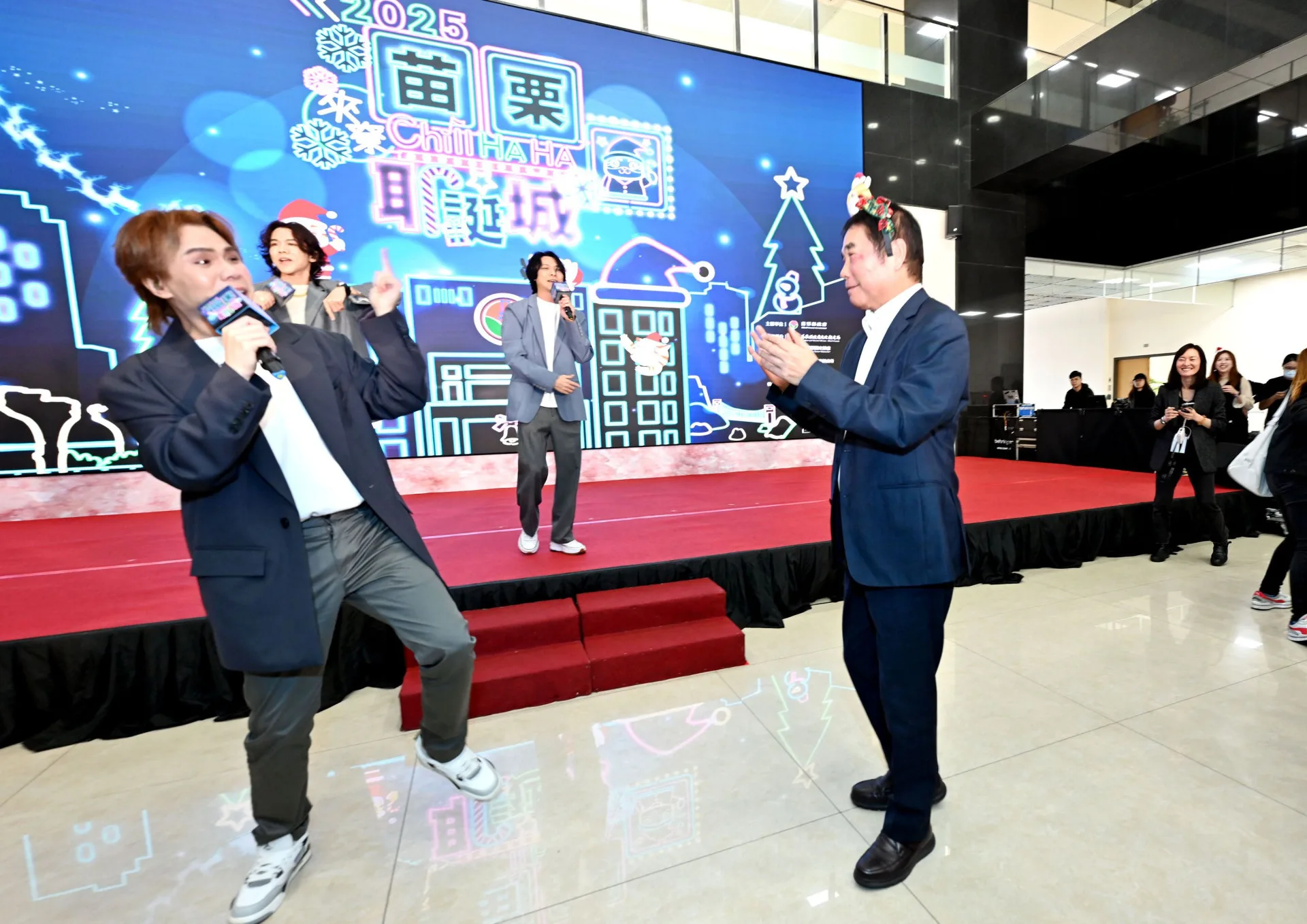 「李吳兄弟」精彩演出,苗栗縣長鍾東錦起身一起互動。