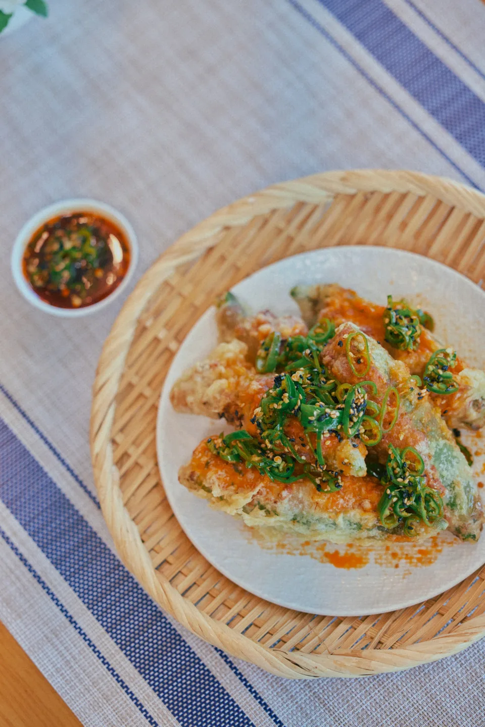 蘿蔔乾對決趙序衡廚師製做炸辣椒。客家電視提供