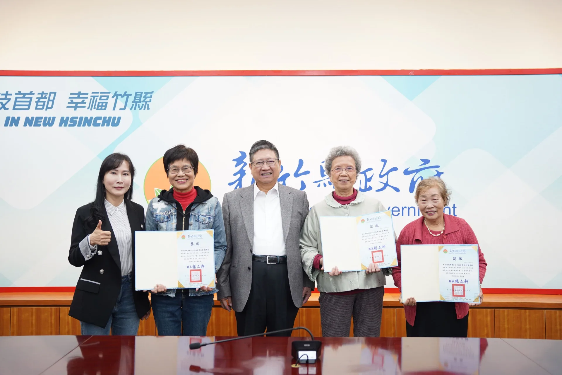 新竹縣長楊文科今(9)天頒發「創意作品競賽」獎狀予前三名獲獎長者謝月娥、陳梅妹及劉燕英女士。新竹縣政府提供