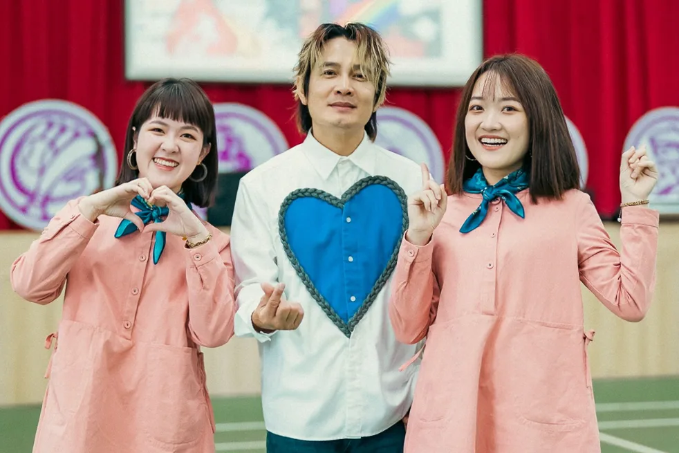 金曲歌王羅文裕（中）策劃「客流感」校園演唱會，與彤溫岑二重唱聯手將客語流行音樂帶進學生生活。大賞門文化提供