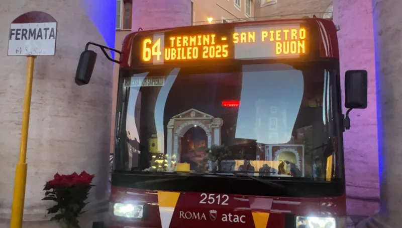 最受矚目的大型作品是一台用羅馬公共汽車改裝的馬槽。中央社