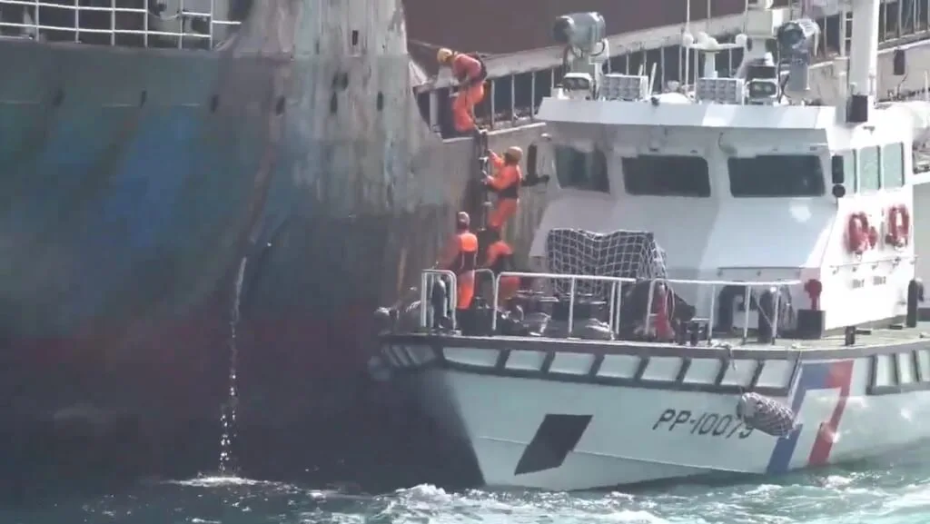 台澎第3海底電纜台南將軍漁港西北方6浬處2月時斷裂,海巡人員以現行犯攔停登檢中資背景權宜輪多哥籍「宏泰」貨輪。海巡署提供。中央社