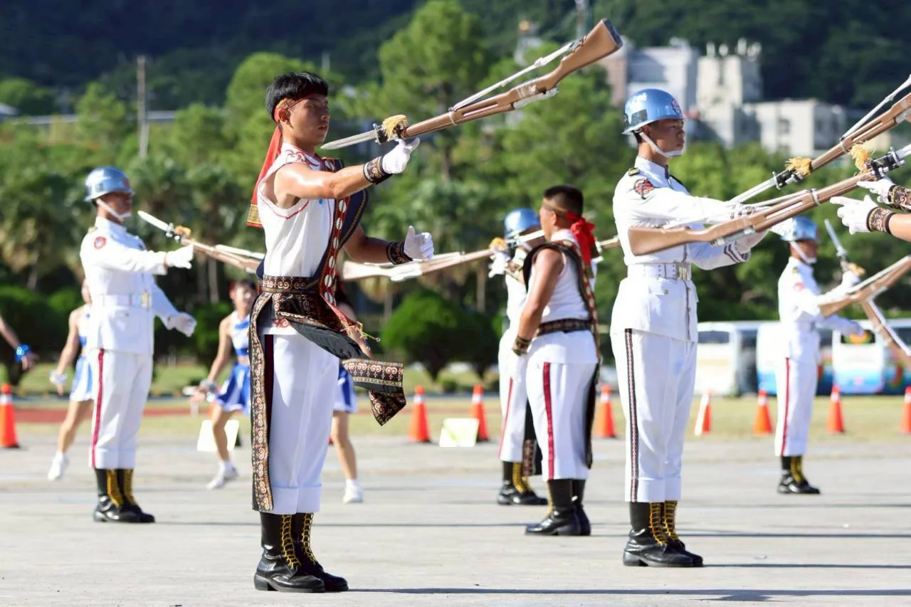 美和科技大學熊鷹儀隊以海軍陸戰隊槍法結合活潑舞蹈。屏東縣政府提供